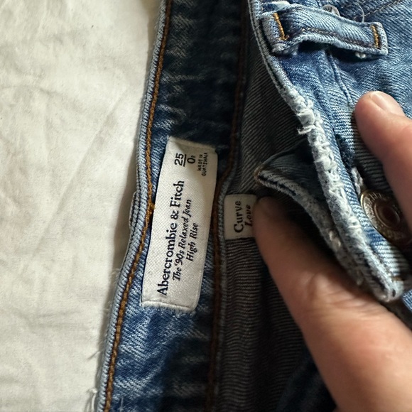 Abercrombie & Fitch Curve Love High Rise ‘90s Relaxed Jeans Size 25 - Picture 2 of 10